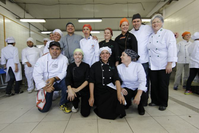 Délio Canabrava (ajoelhado), da Cantina do Délio, Claudinei Oliveira (de cinza), do Bar do Victor, Iracema Bertoco (lenço vermelho), do Centro Europeu, e Gabriela Carvalho (lenço verde), do Quintana, estavam entre os chefs que comandaram os preparos. Foto: Jonathan Campos / Gazeta do Povo.