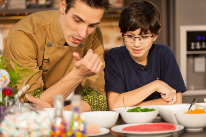 Guilherme Guzela foi o assistente dos chefs mirins. Foto: Fernando Zequinão / Gazeta do Povo.
