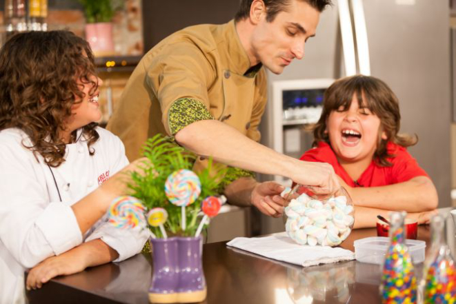 Os filhos do restaurateur Délio Canabrava ensinaram a receita de cupcake. Foto: Fernando Zequinão / Gazeta do Povo.