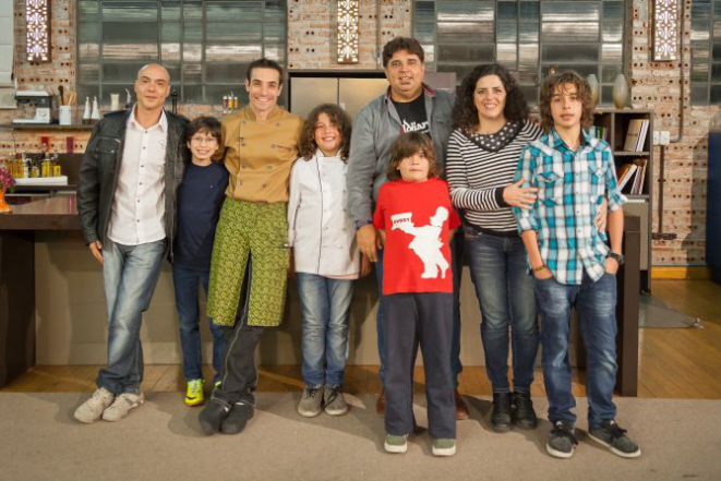 Chef Sandro Duarte com o Filho Vinícius, chef Guilherme Guzela, Délio Canabrava com os filhos César, Pedro e Francisco, junto com a esposa Renata. Foto: Fernando Zequinão / Gazeta do Povo.