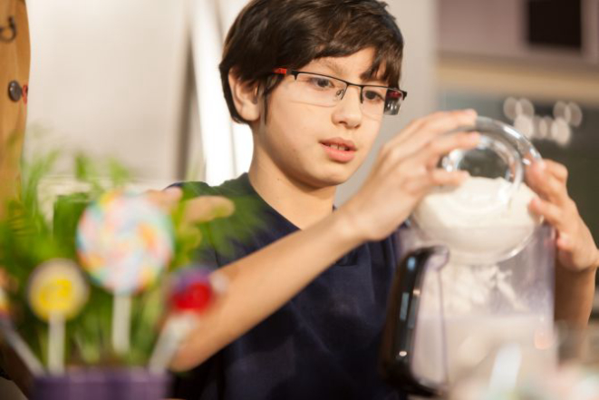 Vinicíus Tristão, filho do chef, Sandro Duarte, ensina a fazer panqueca colorida. Foto: Fernando Zequinão / Gazeta do Povo.