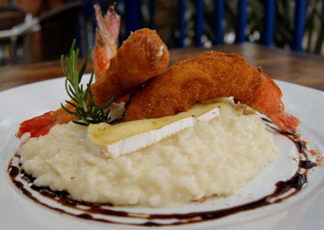 Camarão crocante com risoto de brie. Foto: Felipe Almeida/Divulgação.