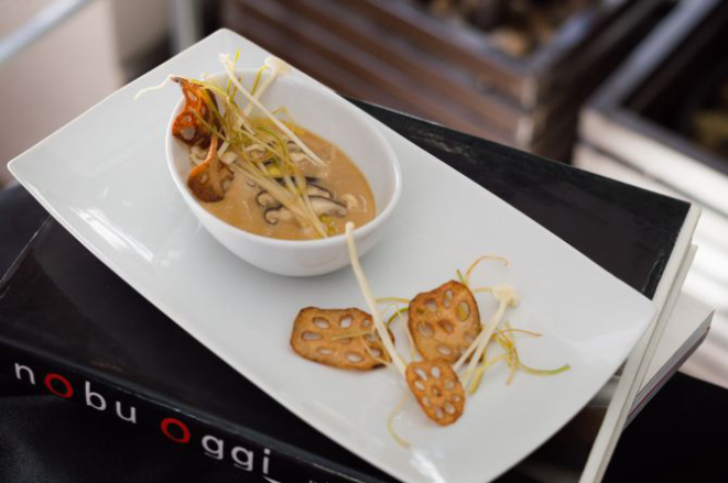 Ovo creme de cogumelos shitake e enoki, finas fatias de frango em gergelim com chips de lótus. Foto: RPierrot/Divulgação.