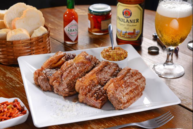 Contra-filé ao sal da Normadia com mostarda Dijon (R$ 68). Foto: Marcelo Krelling/Divulgação.