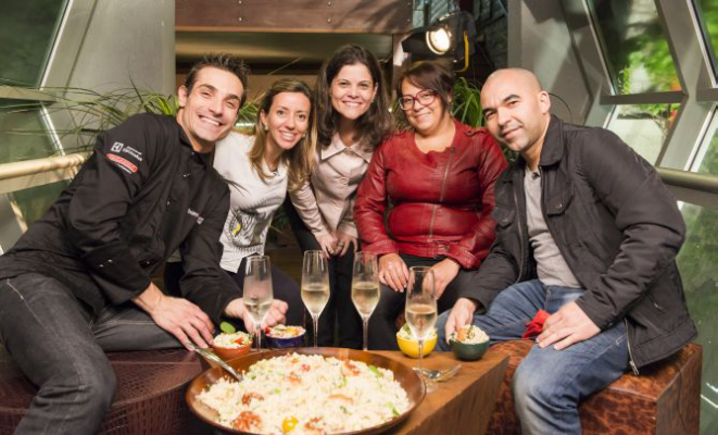 Os chefs Guilherme Guzela, Kika Marder, Eva dos Santos e Ivan Lopes, com a gerente do Núcleo Estilo de Vida da Gazeta do Povo, Andréa Sorgenfrei (ao centro). Foto: Letícia Akemi/Gazeta do Povo. Foto: Letícia Akemi/Gazeta do Povo