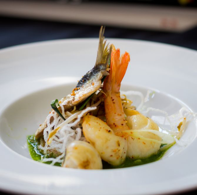 Dashi verde de Hourenso e pescados: sardinha, vongôle e camarão em yakisoba sobre caldo de espinafre japonês. Foto: RPierrot/Divulgação.