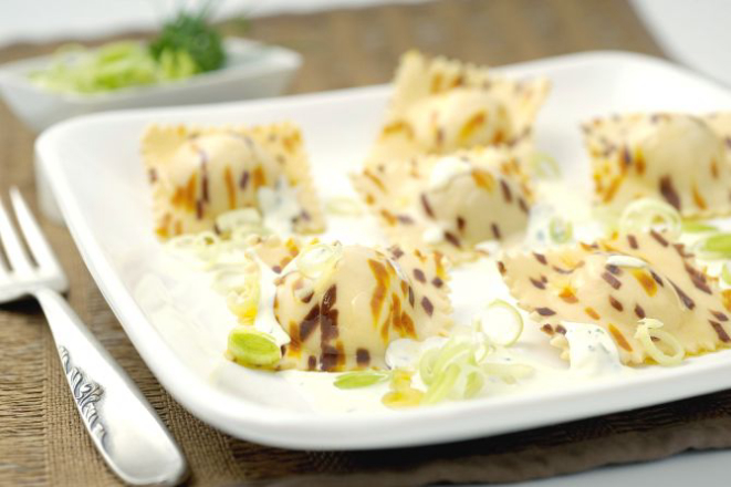 O Empório Rosmarino serve ravióli de brie e molho de alho-poró (R$ 20). Foto: Tadeu Brunelli.