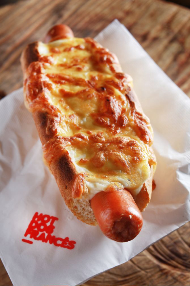 O Hot dog francês com salsicha frankfurter coberto com molho bechamel e queijo gratinado é uma criação do chef paulista Rafael Despirite (R$ 15). Foto: Divulgação.