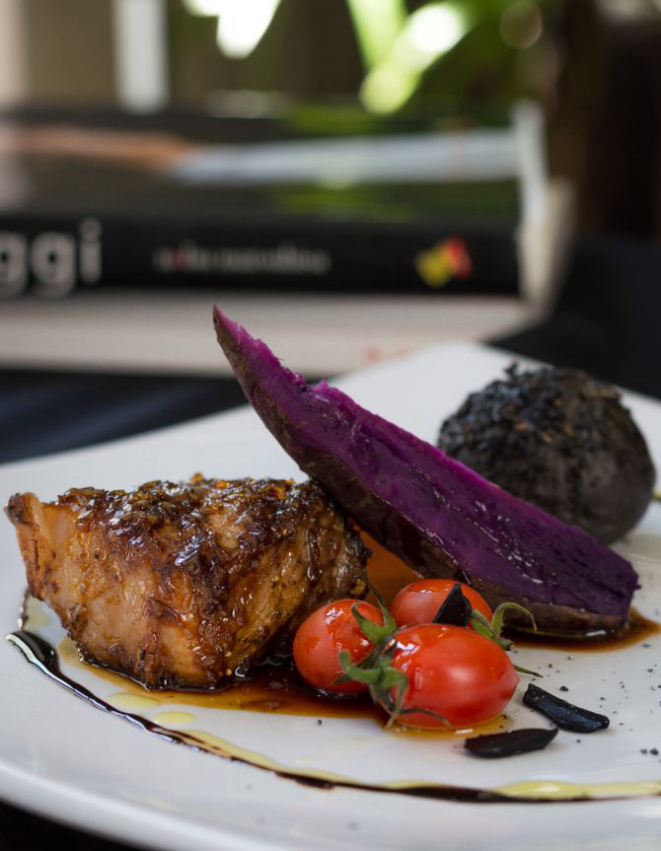 Kobe beef com acompanhamentos negros. Foto: RPierrot/Divulgação.