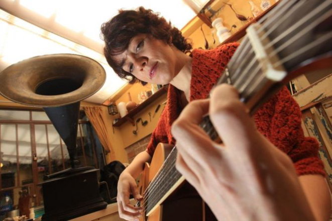 A fadista Lídia Brandão se apresenta ao lado do músico Beto Blues que acompanha à guitarra. Foto: Ivonaldo Alexandre/Gazeta do Povo.