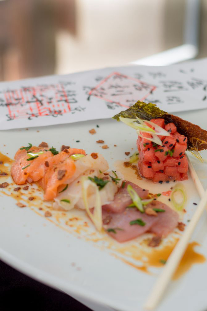 Missô estendido no sashimi: contraste de sabores, entre o delicado do peixe e o intenso do missô, com sunomono de melancia. Foto: RPierrot/Divulgação.