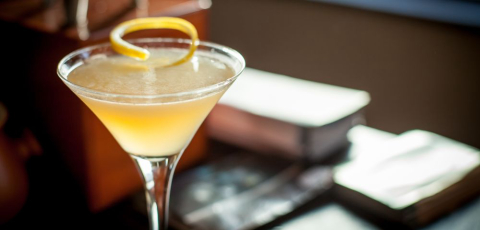 Coquetelaria de classe em novo bar curitibano