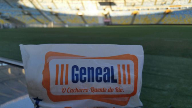 O cachorro-quente servido no Maracanã é feito com pão, salsicha, molho de mostarda e ketchup. Foto: Divulgação.