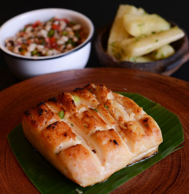 Filhote assado na folha de bananeira com macaxeira, prato do Remanso do Bosque. Foto: Diana Figueroa/Divulgação