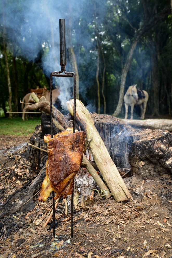 A costela ao fogo de chão é preparada no rancho da fazenda. Foto: Divulgação.