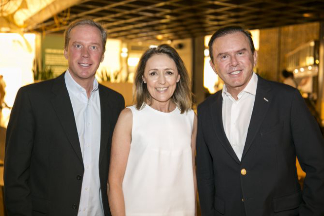 José Ost e Carlos Sandrini, do Centro Europeu, e Jussara Voss, colunista do Bom Gourmet. Foto: Diego Pisante/Divulgação