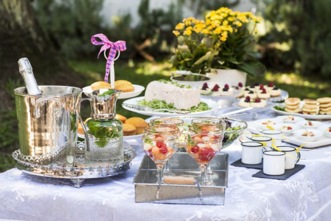 Mesa montada por Andrea Vieira para um brunch de dez pessoas. Louças com padrões diferentes são permitidas. Foto: Letícia Akemi/Gazeta do Povo