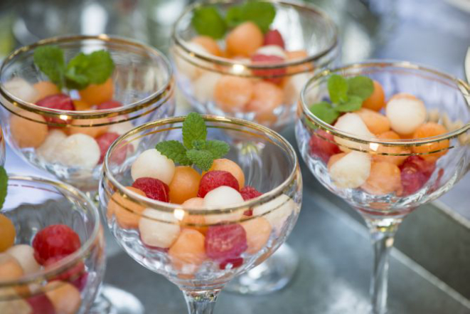 Um boleador para frutas deixa qualquer salada com ar de festa. Colocadas em taças ficam um charme. Foto: Letícia Akemi/Gazeta do Povo