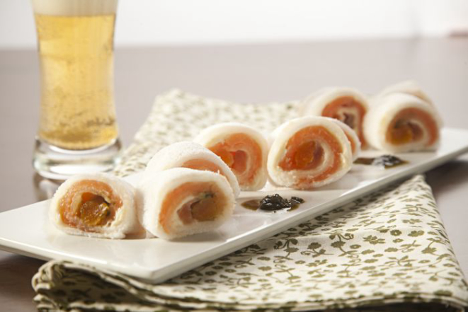 Rolinhos de tapioca preparados pelo chef Rodger Weiss, do CanaBenta. Foto: Alexandre Mazzo/Gazeta do Povo