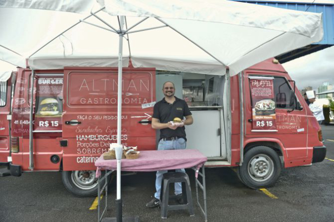 Altamn Gastronomia, do chef José Altman, oferece hambúrgueres (R$ 15) e falafel vegano (R$ 15). Foto: Mel Gabardo/Gazeta do Povo.