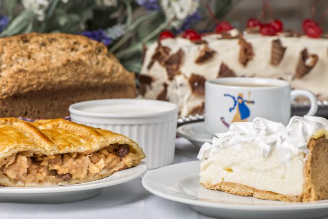 Doces e salgados da Confeitaria Blumenau. Foto: Letícia Akemi/Gazeta do Povo