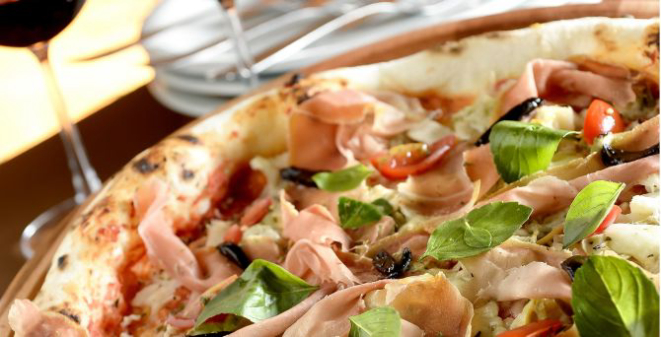 Pecorino Fiore: queijo pecorino com molho de tomate, alcachofra, palmito, muçarela de búfala, presunto de Parma, alho negro e manjericão. Foto: Tadeu Brunelli/Divulgação