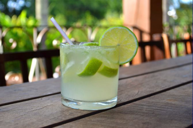 O Menina Zen aposta na receita clássica com cachaça, limão, açúcar e gelo. Foto: Divulgação.