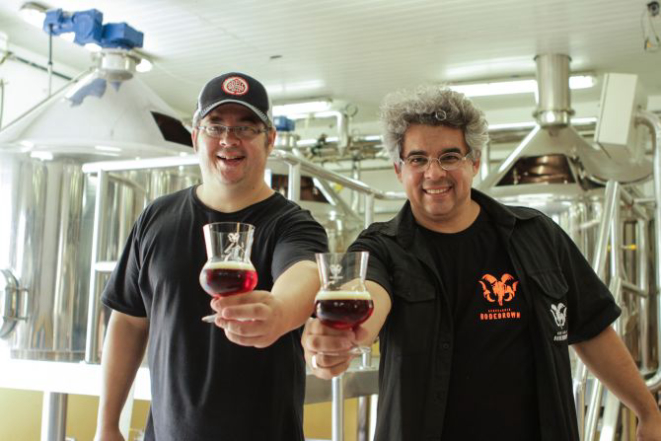 Paulo e Samuel Cavalcanti, da Bodebrown, viajarão para a Escócia para produzir versão europeia de sua Wee heavy. Foto: divulgação