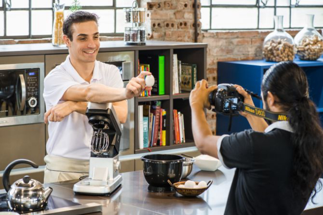 Chef Guilherme Guzela durante gravação de nova temporada do Programa Bom Gourmet. Foto: Letícia Akemi/Gazeta do Povo