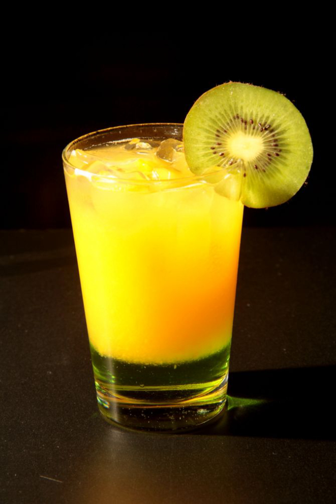 O Pátio Varall vai servir a peachrinha, feita com<br>pêssego, vodka, smirnoff ice, calda de pêssego e licor de kiwi. Foto: Divulgação.<p></p>