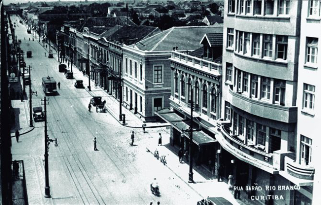 A Rua Barão do Rio Branco no século 20, onde foram abertos diversos bares e restaurantes. Entre os mais tradicionais estava o Restaurante Rio Branco, que funcionou por mais de cinco décadas no mesmo endereço. Foto: Acervo da Casa da Memória