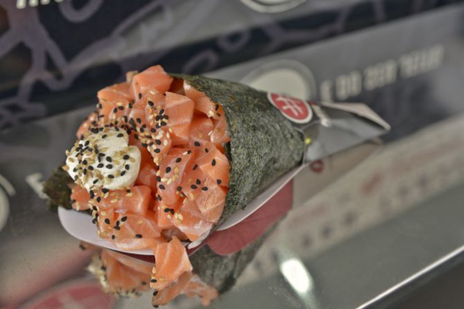 O food truck #partiutemaki serve temaki na versão médio (R$ 15) e grande (R$ 20). Foto: Mel Gabardo/Gazeta do Povo.