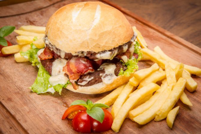 Hambúrguer da Cidadão do Mundo. Foto: Guilherme Alves/Gazeta do Povo