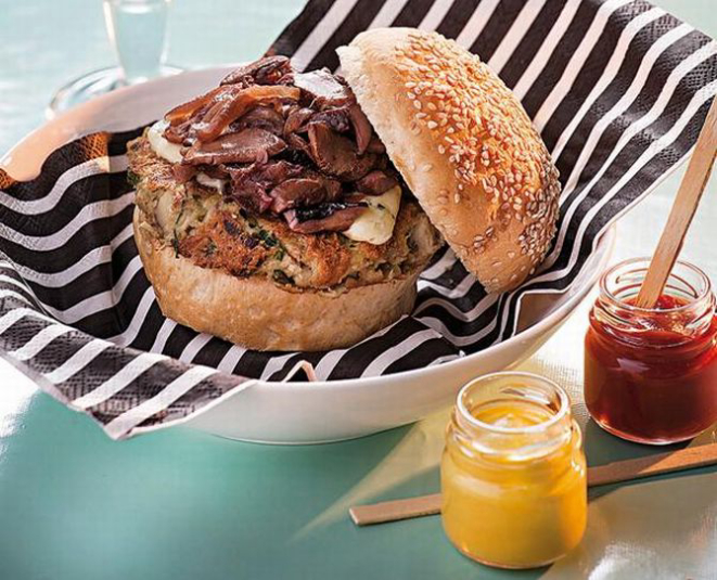 No Cidadão do Mundo Burgers e Arts, o hambúrguer chamado Zidane é feito com cogumelos e servido com gorgonzola, cebola caramelizada e cogumelos frescos puxados na redução de vinho tinto. Custa R$ 24,90 e vem com batata rústica ou anéis de cebola. Foto: Alexandre Mazzo/ Gazeta do Povo