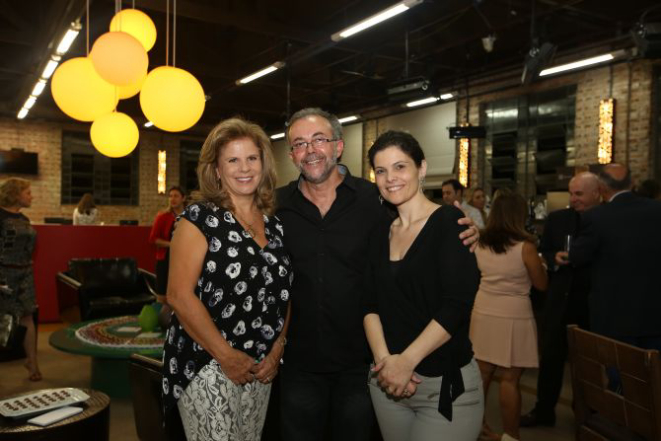 A presidente da Abrasel-PR, Jilcy Rink, com o diretor executivo da entidade Luciano Ferreira Bartolomeu, e a gerente do Núcleo Estilo de Vida da Gazeta do Povo, Andréa Sorgenfrei.