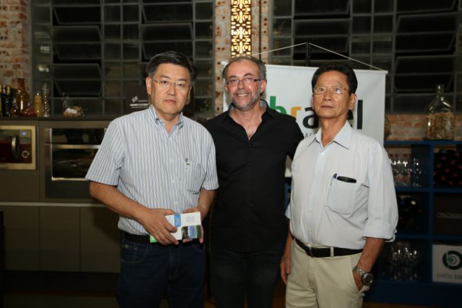 Luciano Bartolomeu (no centro) com os proprietários do restaurante Babbo Giovanni, Roberto Nakanishi e Yoshiki Kussakawa. Foto: Giuliano Gomes / Gazeta do Povo.