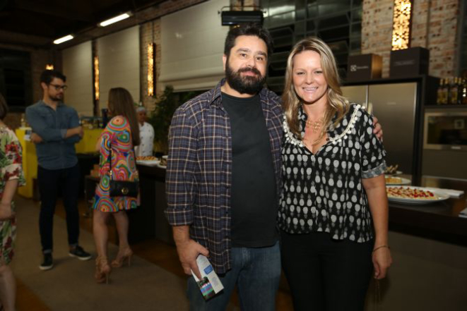 Os proprietários do restaurante curitibano Limoeiro: Divaldo Maciel e Vania Krekniski. Foto: Giuliano Gomes / Gazeta do Povo.