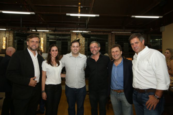 O diretor executivo da Abrasel-PR Luciano Bartolomeu (de camisa preta) com representantes da La Violetera. Foto: Giuliano Gomes / Gazeta do Povo.