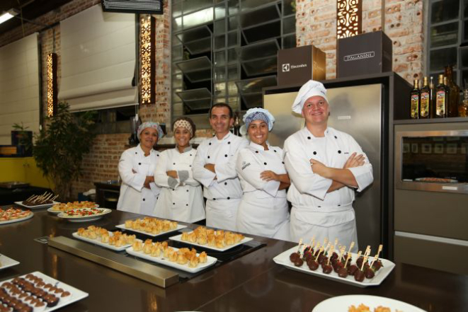 Os alunos do curso de Tecnologia em Gastronomia fizeram o coquetel sob o comando do chef e professor Ailton Almeida (centro). Foto: Giuliano Gomes / Gazeta do Povo.