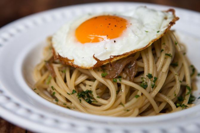 Spaghetti poverello com ragu de cebola e ovo frito – R$ 38. Foto: Lufe Gomes/Divulgação