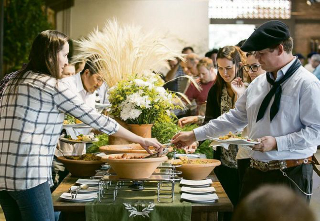 No ano passado, convidados puderam degustar buffet exclusivo em São Luiz do Purunã. Foto: Diego Pisante/Divulgação