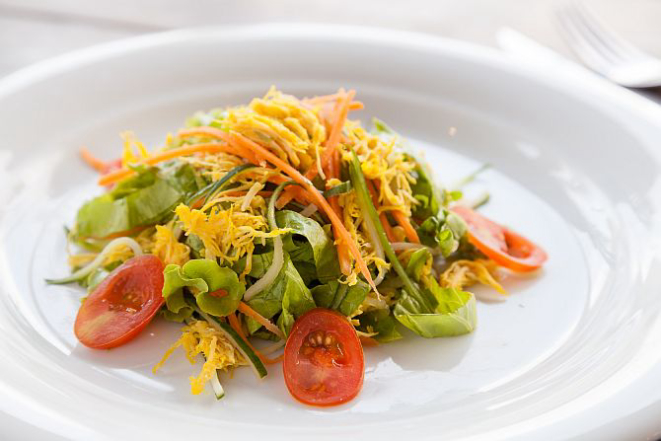 Alface, cenoura, pepino japonês e frango ao açafrão. Foto: Fernando Zequinão/Gazeta do Povo