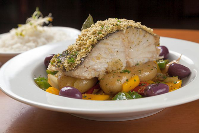 Bacalhau com broa, batatas pimentões azeitonas e delicada gremolata de broa de milho. Foto: Fernando Zequinão/Gazeta do Povo
