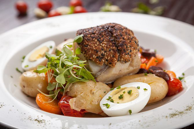 Bacalhau confit na crosta de castanha-do-pará e gergelim. Foto: Fernando Zequinão/Gazeta do Povo