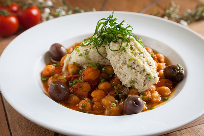 Bacalhau mantecato com grão de bico no molho pomodoro, ervas frescas e azeitona preta. Foto: Fernando Zequinão/Gazeta do Povo
