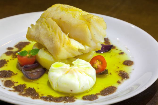Bacalhau na brasa, ovo poché, batata e pesto de azeitonas pretas. Foto: Fernando Zequinão/Gazeta do Povo