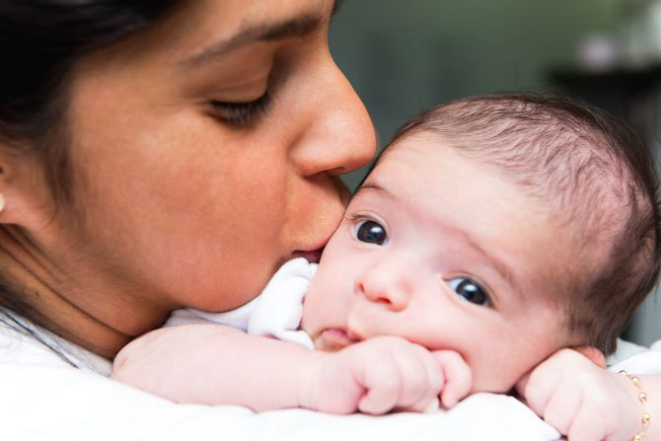 Carinho entre mãe e filha. Foto: Fred Kendi/Gazeta do Povo