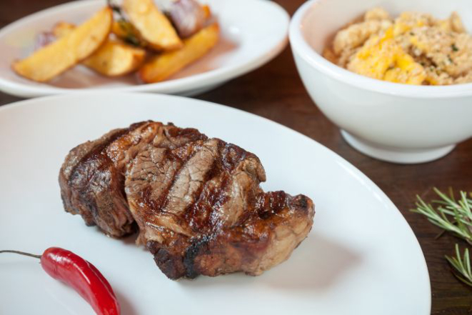 Bife ancho (black angus) com batata rústica e farofa de ovos. Foto: Fernando Zequinão/Gazeta do Povo