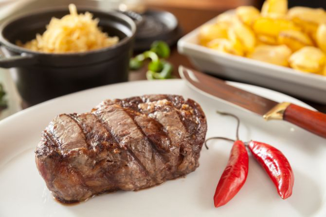 Bife ancho com arroz biro-biro e papas soufflé. Fernando Zequinão / Gazeta do Povo