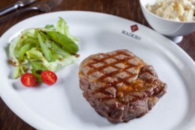 Bife ancho super premium 400 g, com maionese de batatas. Foto: Fernando Zequinão/Gazeta do Povo